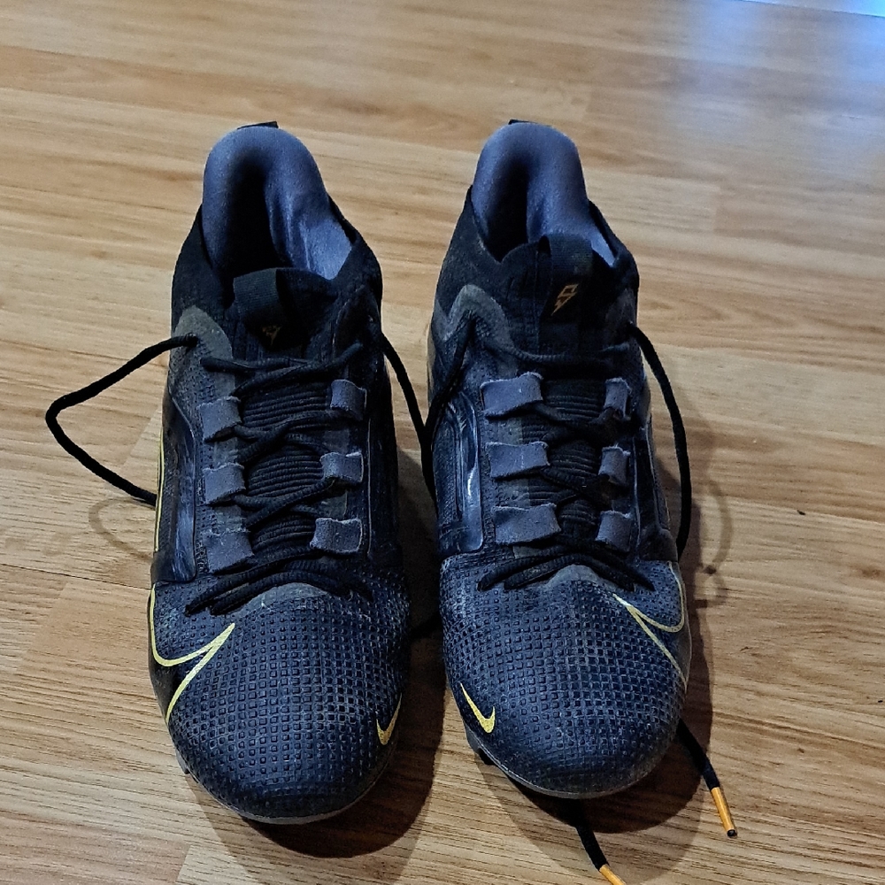 Nike Men's Black and Yellow Athletic Sneakers